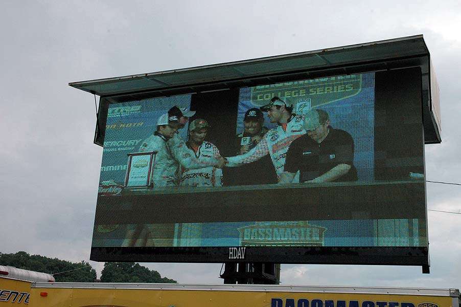 The University of Tennesseeâs Tyler Wadzinski congratulates the winning team from UT Chattanooga. The scene is from the big screen thatâs part of the Bassmaster Elite Series stage. 