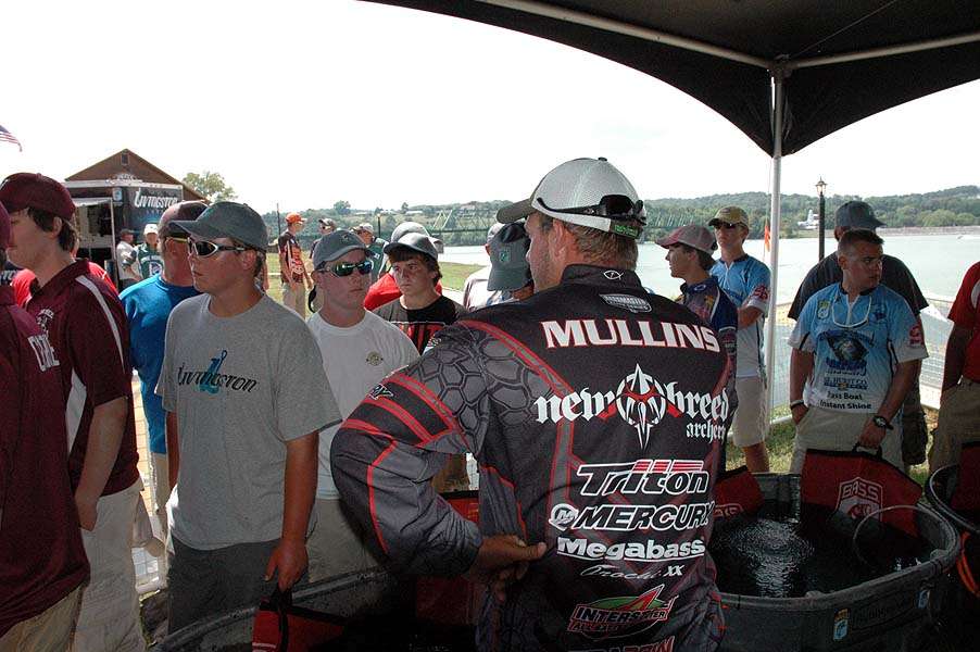 Bassmaster Elite Series pro David Mullins visits with the anglers. 