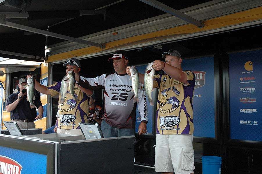 Runners-up Kyle Palmer and Kyle Ingleburger of Grundy County High School weigh their catch to move into second place.