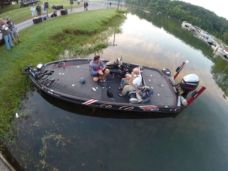 Brett Hite readies his boat for the final day of competition on Lake Chickamauga. 