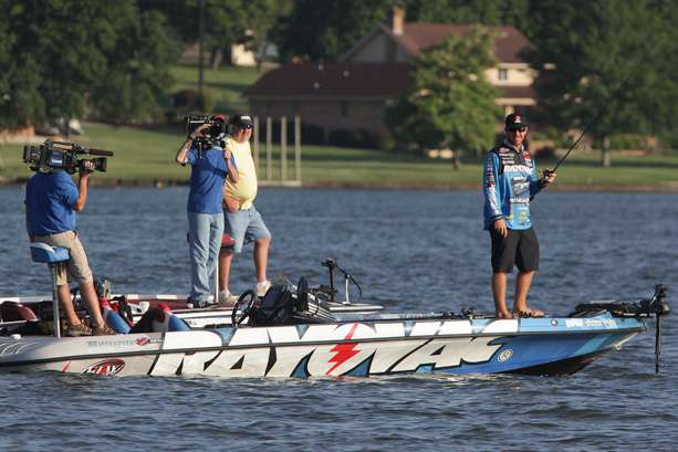Follow along with B.A.S.S. photographer James Overstreet as he catches up with leader Jacob Wheeler on Day 4 of Bassmaster BASSfest at Chickamauga Lake.