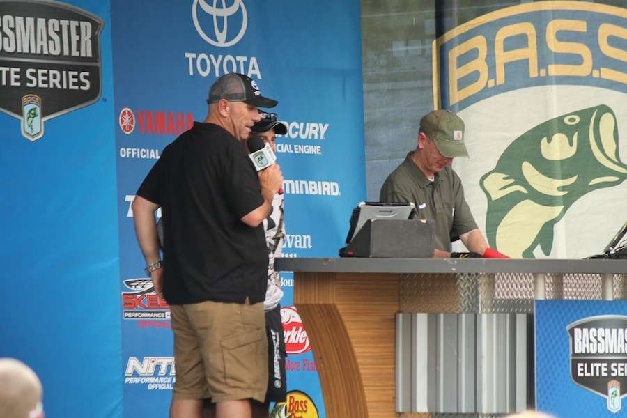 Emcee Dave Mercer works through the extended field. 