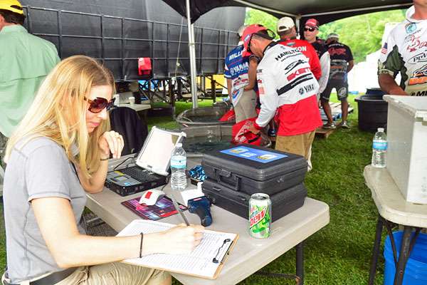<p>Tournament staffer Gretchen Sheppard is recording fish as theyâre bumped.</p>
