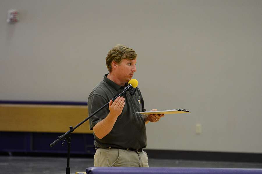 Tournament Director Hank Weldon addresses the anglers.