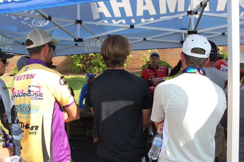 Mark Menendez offers some sound advice to the anglers. 