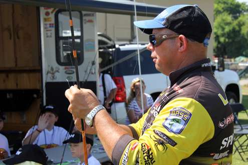 Elite Series pro Bobby Lane gives instruction to the young anglers.