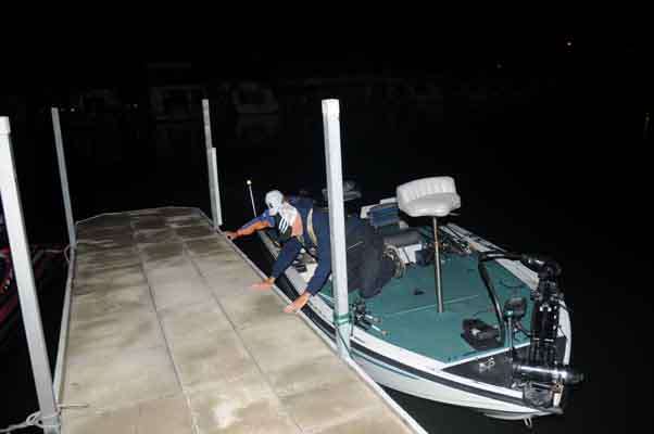 <p>Lynn Krauchi and Stephen Roth tie up to the Fourwinds Resort dock.</p>

