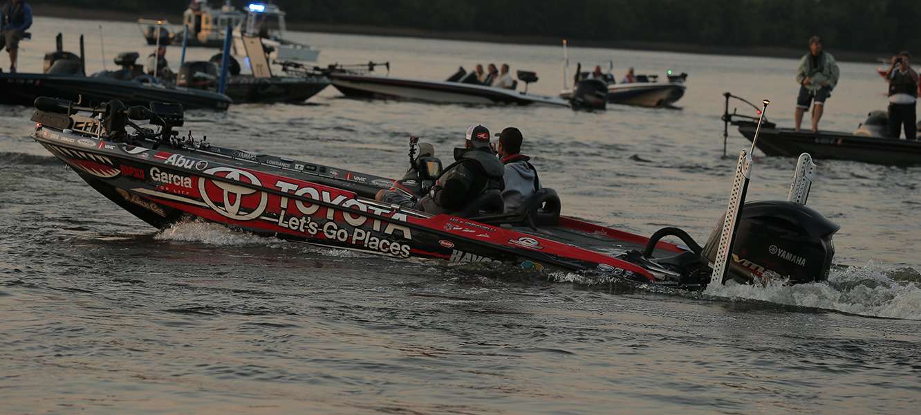 The favorite for this week, Mike Iaconelli, heads out.