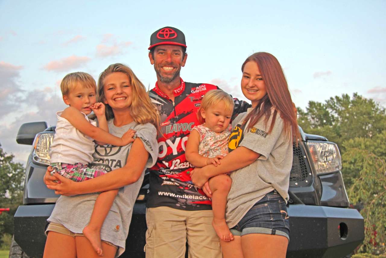 FOUR that have Iaconelliâs heart and soul: His four children. The man that sometimes acts like a kid himself is absolutely positively consumed by the love he has for his four children; Vegas, Rylie, Stelly, and Drew. Heâs as much a part of their lives as Trent Cole is to the Eaglesâ defense. And man, do his kids ever idolize and love him back. 
