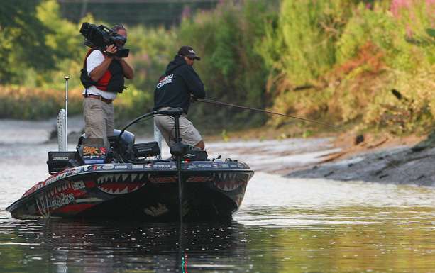 Follow along with B.A.S.S. Photographer James Overstreet as he captures Day 2 leader Mike Iaconelli's exciting Day 3 on the Delaware River.