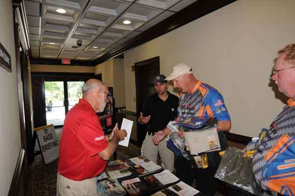 Dave Wiseman, district sales manager for Leer, discusses truck accessories with Illinois angler Ralph Sweat.