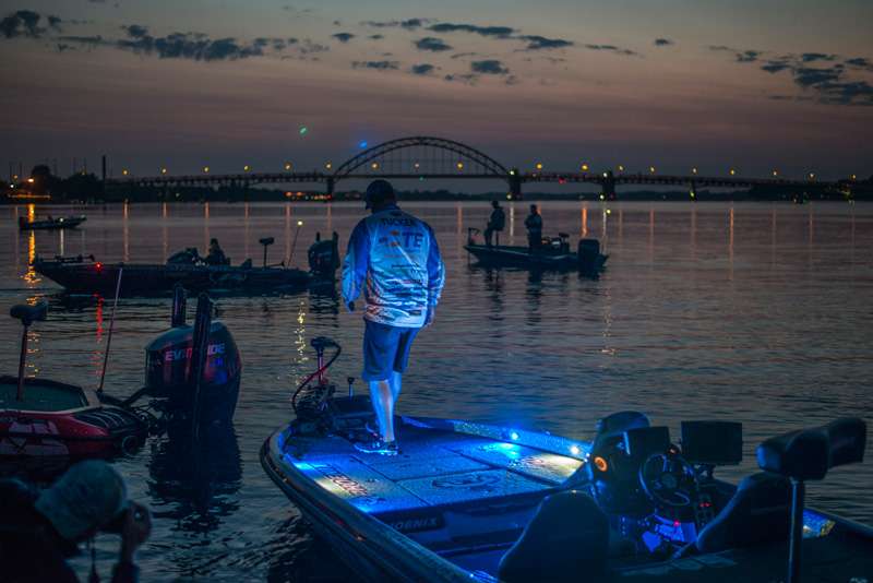 Here are 37 more on-the-water action shots from Day 1 of the Bassmaster Elite at Delaware River.