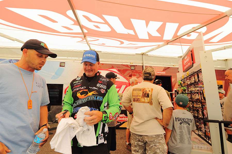 Scott Ashmore signs some autographs.