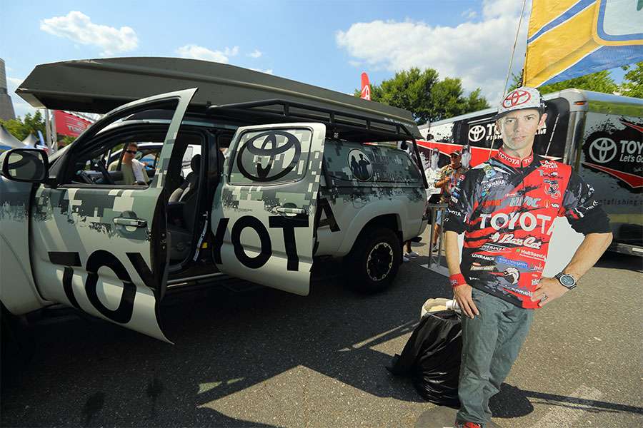 Toyota's Mike Iaconelli welcoming fans.