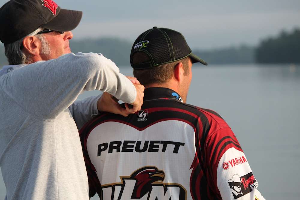 Cameraman Wes Miller clips the barb off and Preuett decides to keep fishing. There's a Bassmaster Classic berth on the line. 