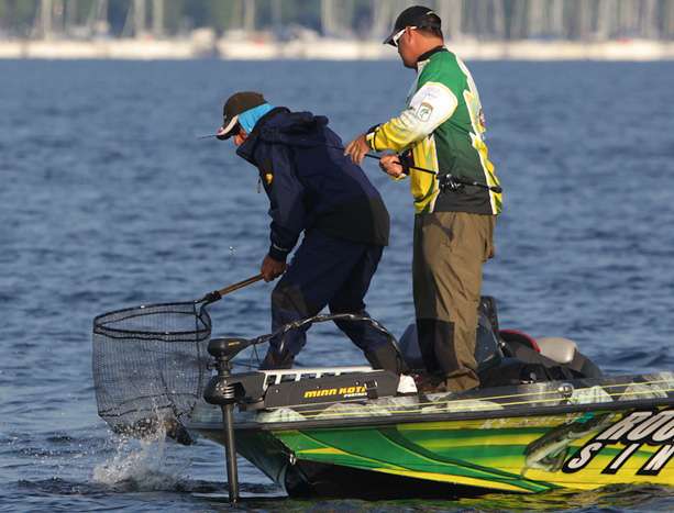 â¦and secures the fish in the bottom of the dip net. 