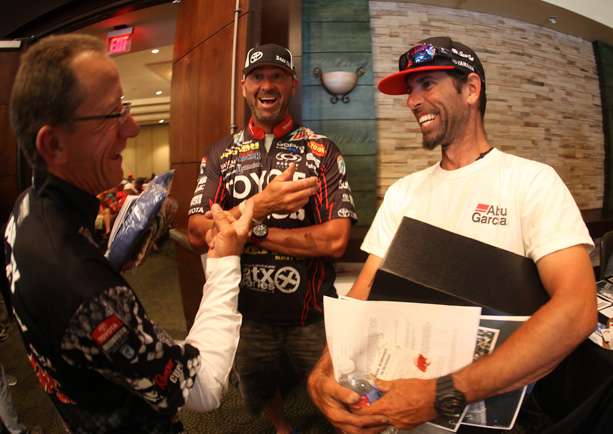 The ever jovial Charlie Hartley entertained Gerald Swindle and Mike Iaconelli. 