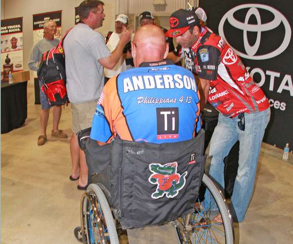 Michael Iaconelli takes a moment to visit with one of the anglers.