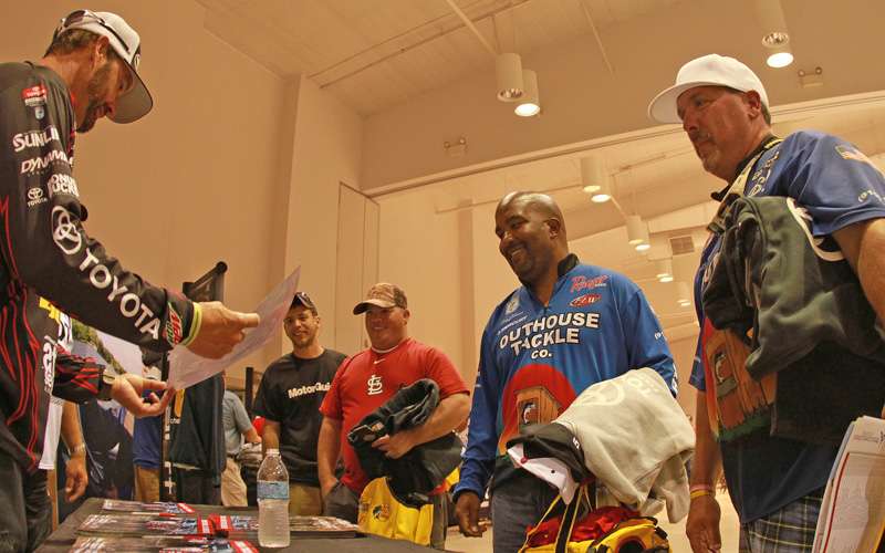 Michael Iaconelli took a few minutes during the registration of the Toyota Bonus Bucks Owners Tournament to take a few photos. Check out his skills as a photographer in this gallery that includes its share of selfies.