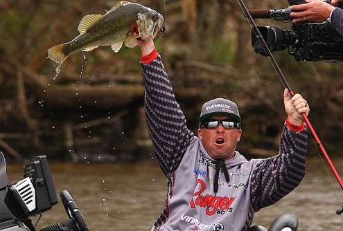 Brett Hite is the Day 1 leader at the AOY championship after smashing over 24 pounds of smallmouth. He was near that bubble spot for the Classic, even though he is already qualified because of his Lake Seminole victory. Now that he was successful on Day 1 he may just help out some guys if he gets double qualified.