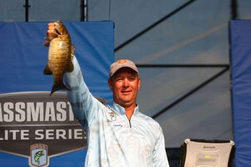 Steve Kennedy gave a thumbs down when he walked off the stage yesterday because he knows he needs more weight in this event if he wants to go to the Bassmaster Classic. Kennedy trails Kevin Short by 26 points. Very hard to comeback from that deficit.