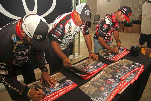 Team Toyota pros Gerald Swindle, Terry Scroggins and Mike Iaconelli graciously greeted and signed posters for all Bonus Bucks guests. 