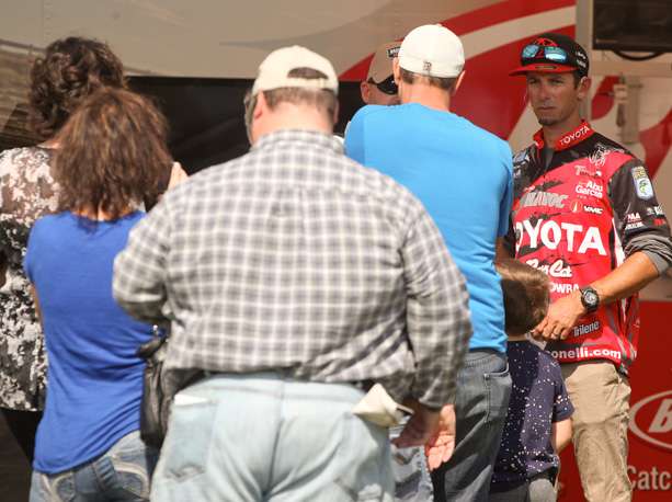 Mike Iaconelli hangs out with fans. 