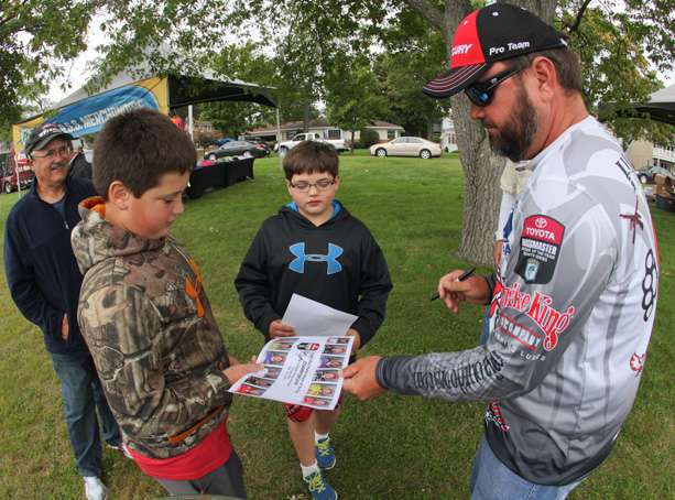 AOY points leader Greg Hackney signs autographs. 