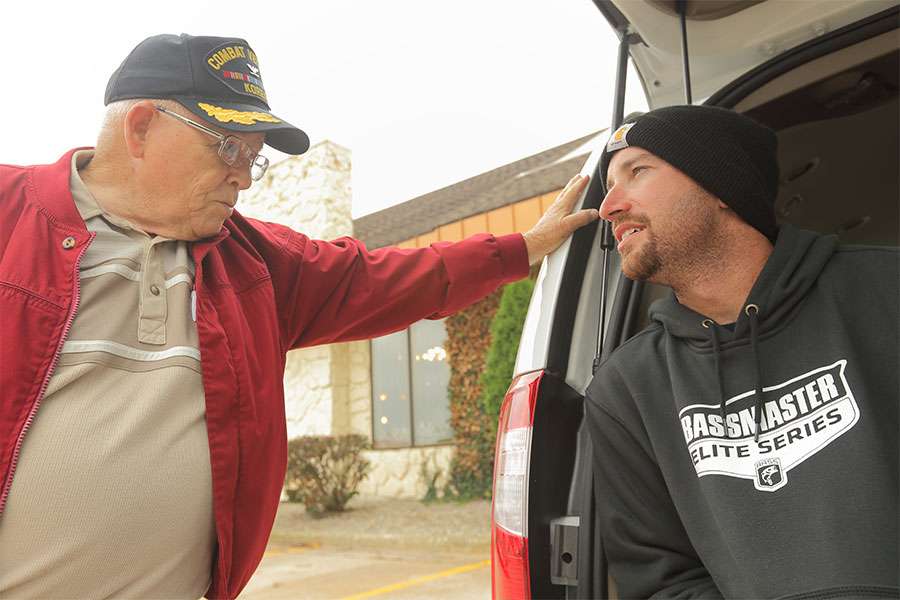 Ott DeFoe visits with a veteran.