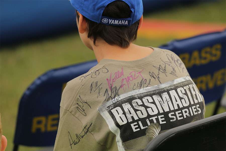 This young fan has seized this opportunity to secure a lot of Elite anglers' autographs.
