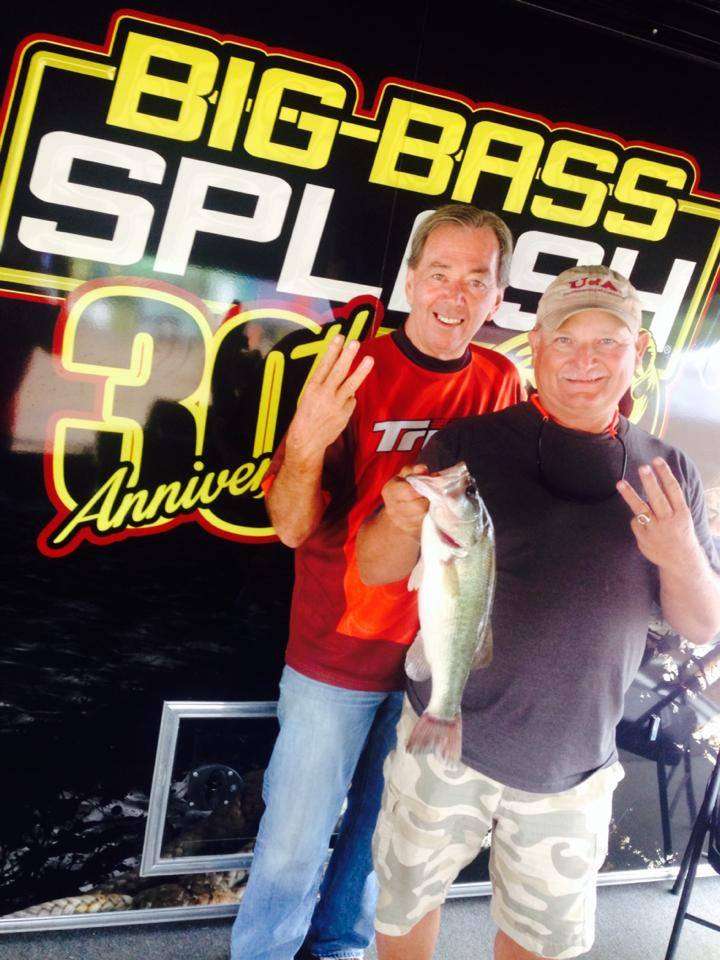 Jerry Wright of Waterloo, AL brought in the first 3.00 Exact Weight Bass to the scales, picking up the $1000 prize.