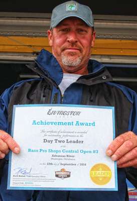 Hartsell with his Day 2 leader award from Livingston Lures.