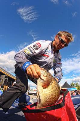 Pipkens pulls one of his largest fish from his weigh-in bagâ¦