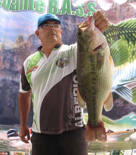 And wow, does Spain have some nice bass! Pepe holds up this 2.4-kg largemouth, a 5-pound, 4-ouncer in American terms.