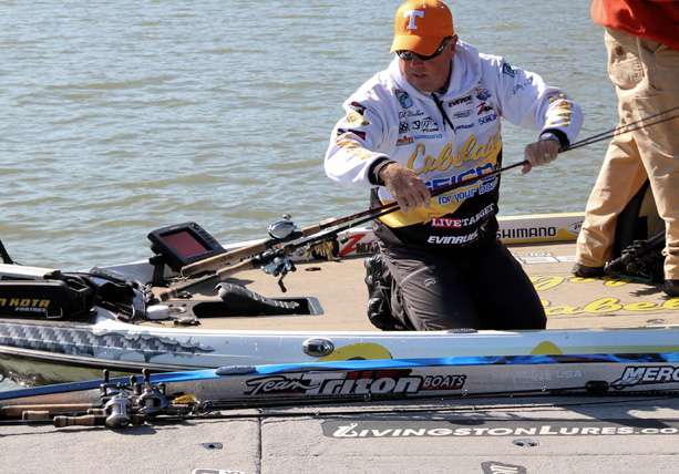 After controlling the boat for the first hour of competition, David Walker transferred his gear into Randy Howellâs boat. 