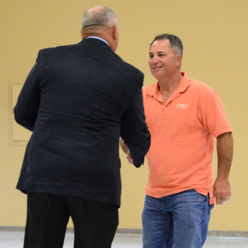 Randy Huffman, of West Virginia, shakes Stewart's hand as he is presented with the eighth-place award.