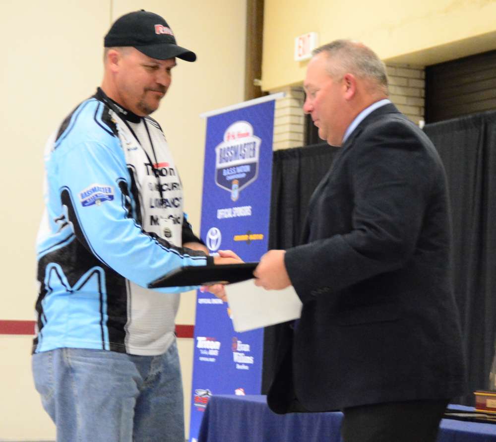 Steve Lund, from Arizona, is presented the award for becoming the 2015 Western Division Classic qualifier.