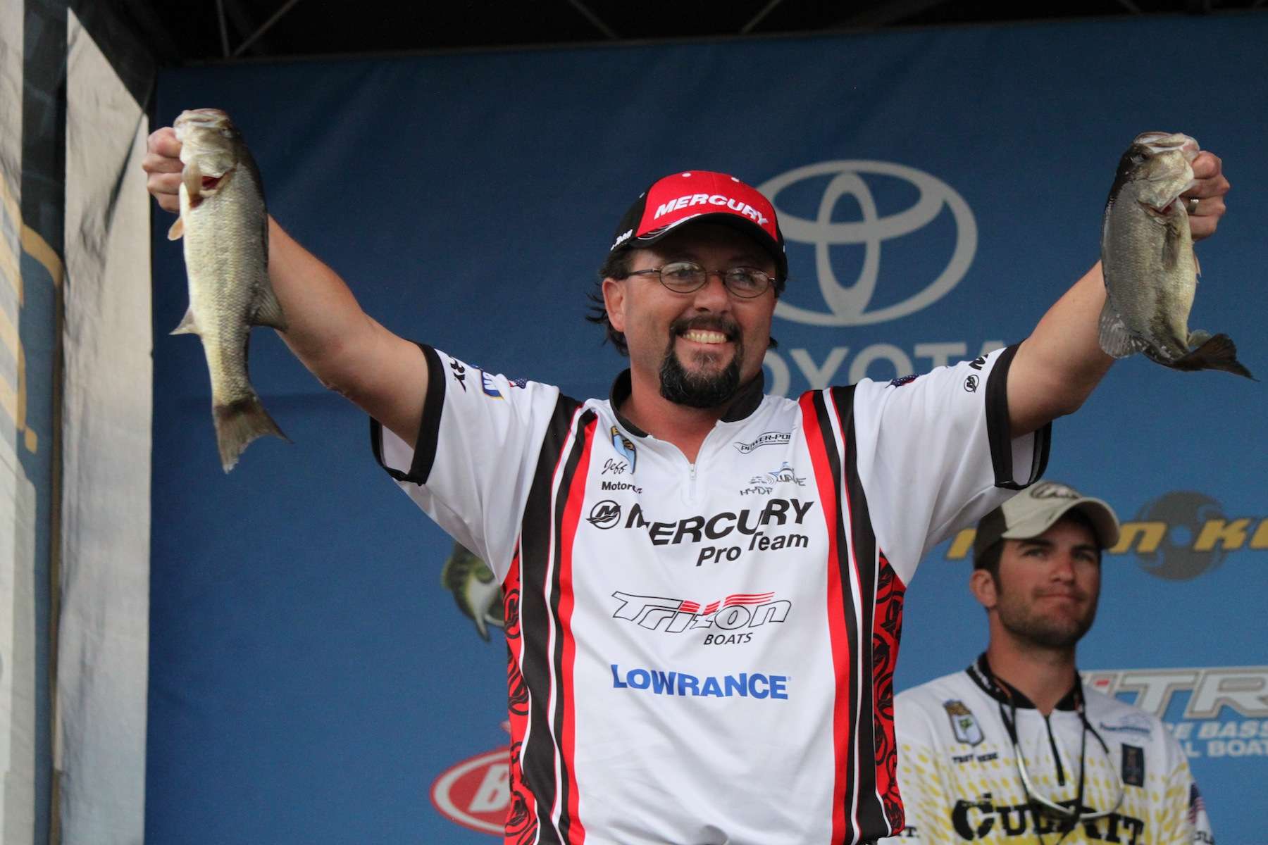 Jeff Lugar's 6-8 on the final day lands him in third for the event that he won last year. 
