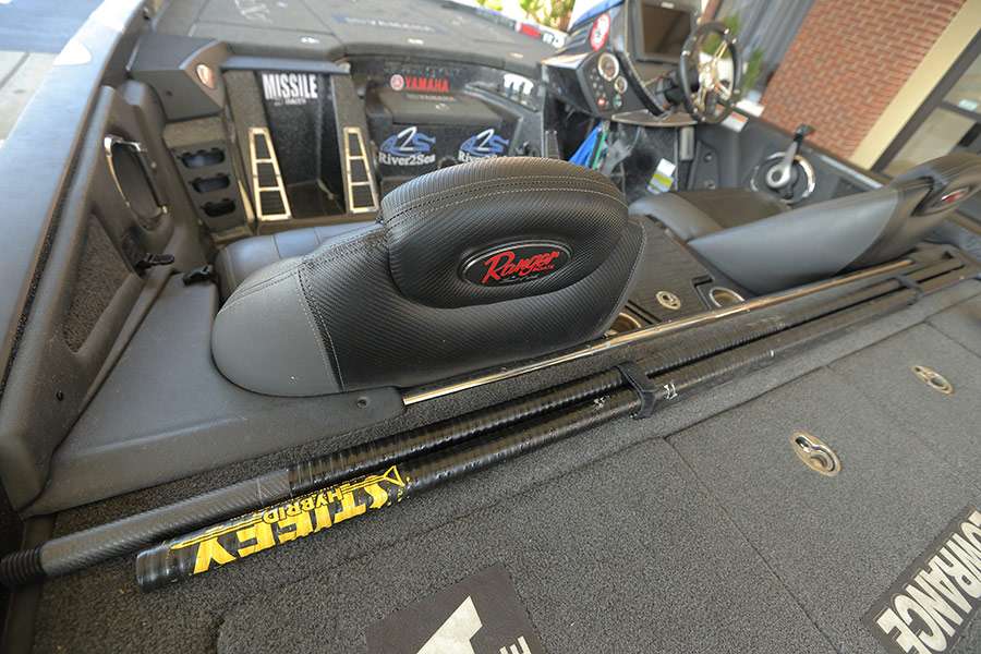 A 10-foot Stiffy push pole fits perfectly behind the seats of Ishâs Ranger.