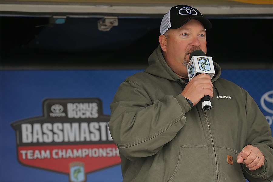 Tournament Director Jon Stewart welcomes everyone to the weigh-in.