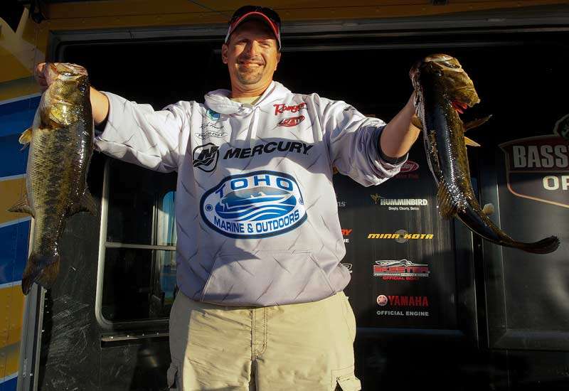 Howes won that battle, as well as $10,000 in cash, a Skeeter bass boat, a Yamaha outboard motor and a berth to the 2014 Classic.