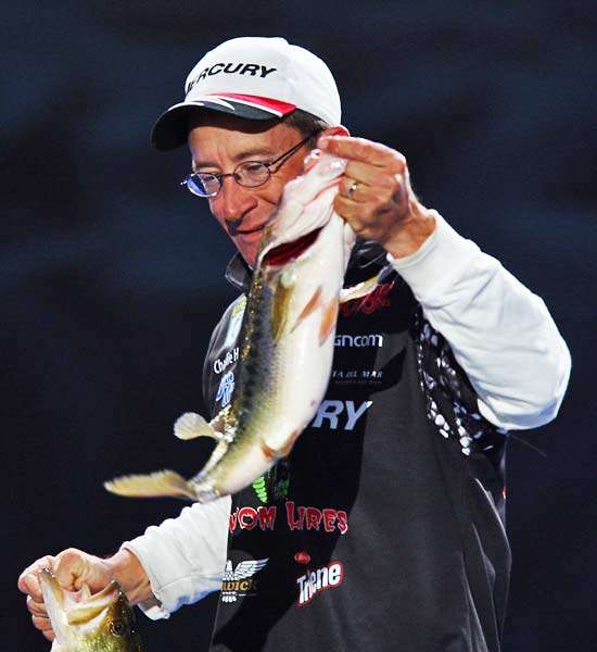 Hartley made the most of it on Day 1, bringing 21 pounds, 1 ounce to the scales. The weight propelled him to first place, ounces ahead of Scott Rook and Kevin VanDam.