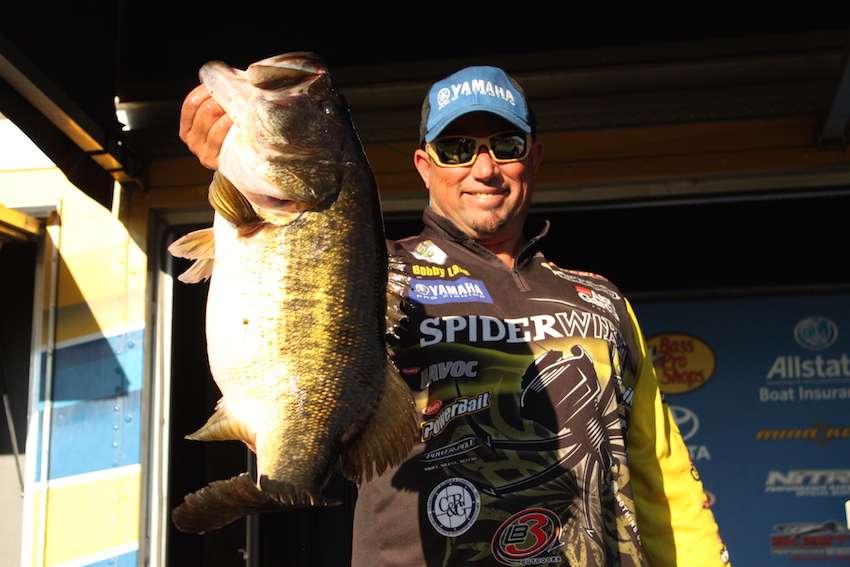 Bobby Lane brings in 20- 6 on Day 2 to move into 3rd with 34-13 for two days. 