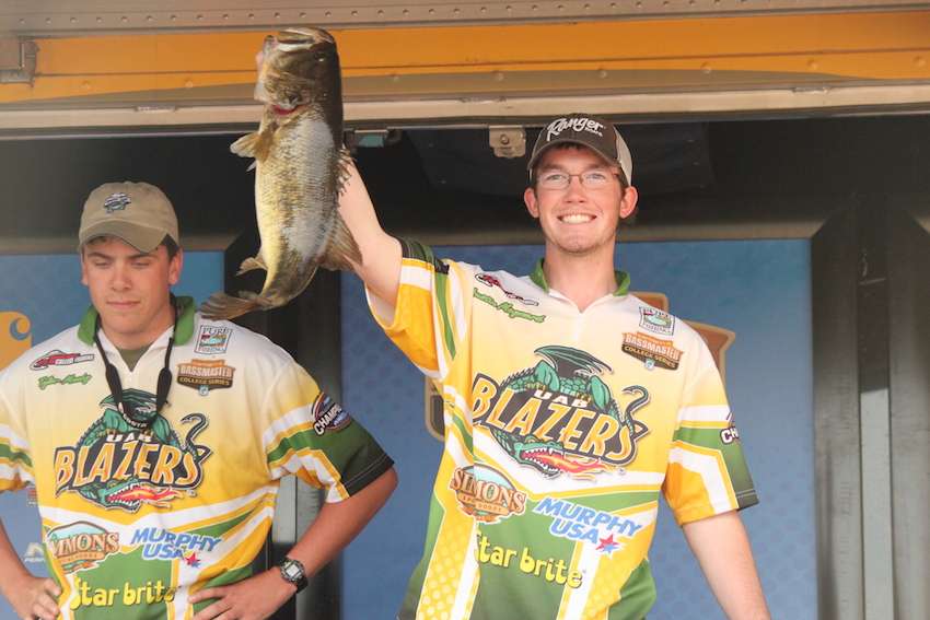 Tyler Moody and Austin Maynard of UAB bring a 7-pounder to the scales. 
