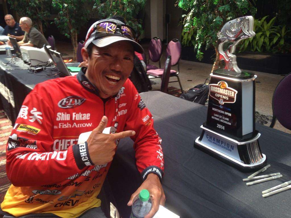 <B>Shinichi Fukae - 45:1</b>
For B.A.S.S. fans who don't know Fukae, he was the 2004 FLW Angler of the Year â as a rookie! â and is best known as a finesse angler. That could play well at Hartwell, where much of the field plans to keep one or both eyes on their electronics, looking for bass or herring before making a cast or dropping a bait vertically. In three FLW appearances on Hartwell, Fukae's finishes have been less than great, but rumor has it that he practically moved to the lake after qualifying for the championship. That kind of familiarity with the fishery could pay off for the Japanese pro and Classic rookie.
