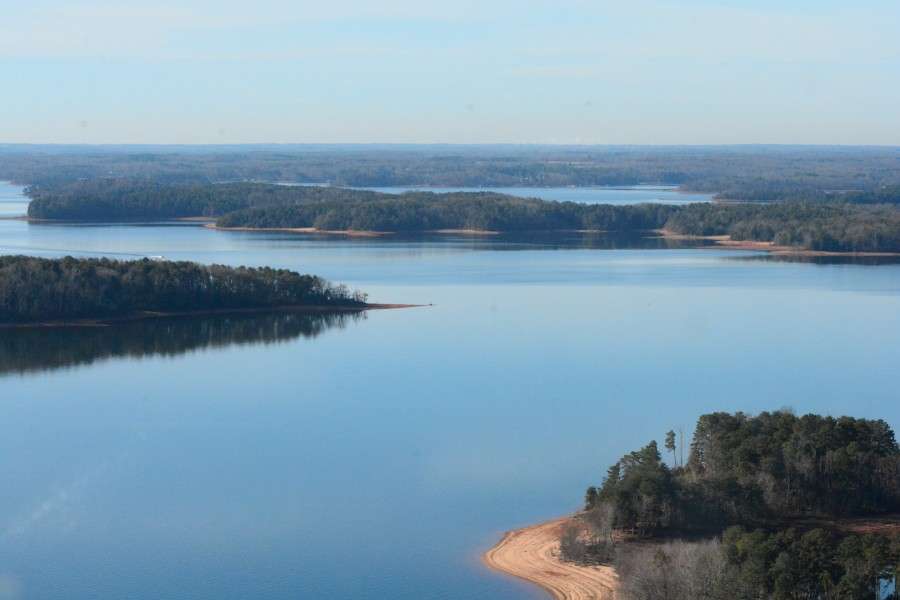 The lower end of Lake Hartwell has plenty of sloping points and underwater islands that serve as targets for fishermen at various times during the year. Because Hartwell is the site of so many local tournaments, many say man-made brush piles can be found on virtually every point and hump.
