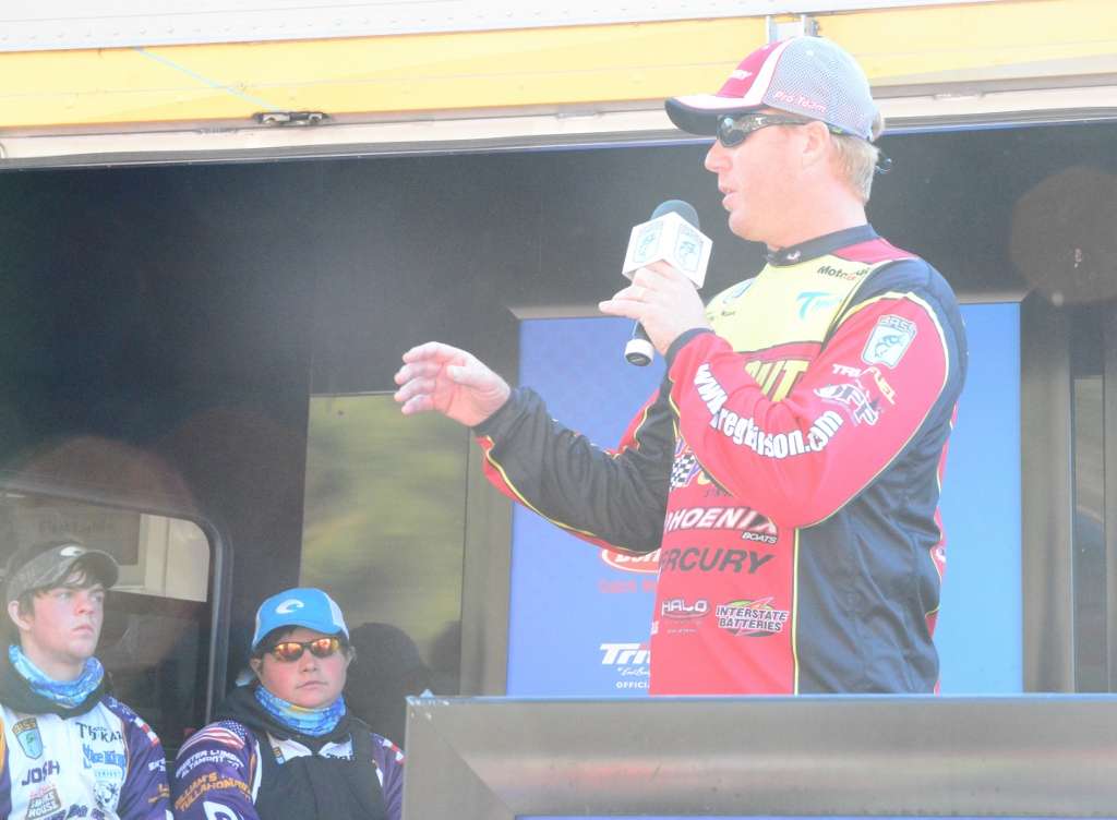 Bassmaster Elite Series pro Greg Vinson addresses the crowd with eventual winners Josh Powers and Cole Stewart on the hot seat.