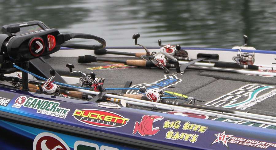 Clearly Rojas is planning to use several tactics today. On his boat deck you find both baitcasters and spinning reels. 