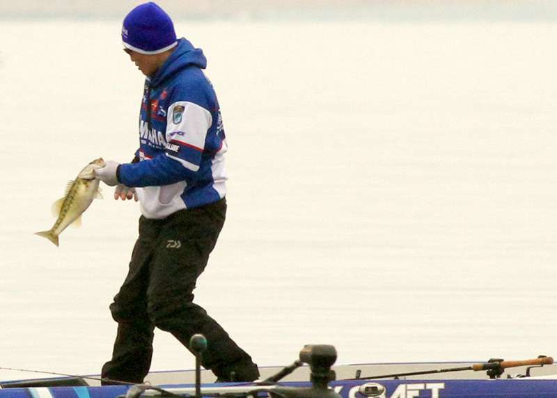 This small bass wonât win him the tournament, but it moves Omori in the right direction. 