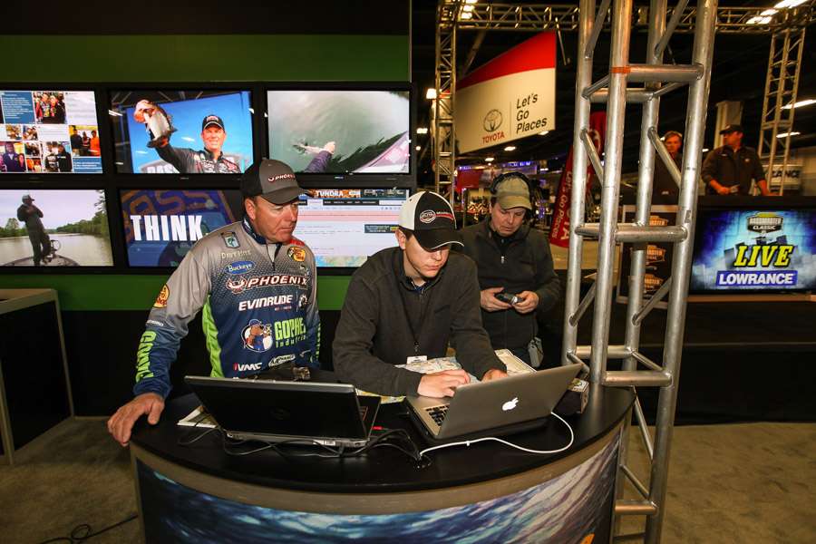 At the Bassmaster Classice Live Elite angler Davy Hite and Ronnie Moore review BASStrakk before Davy takes the stage. 